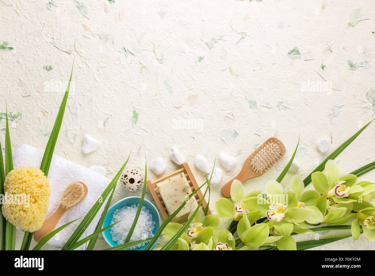 Spa-Stillleben mit Handtuch, Pinsel, Salz und Orchidee Stockfoto