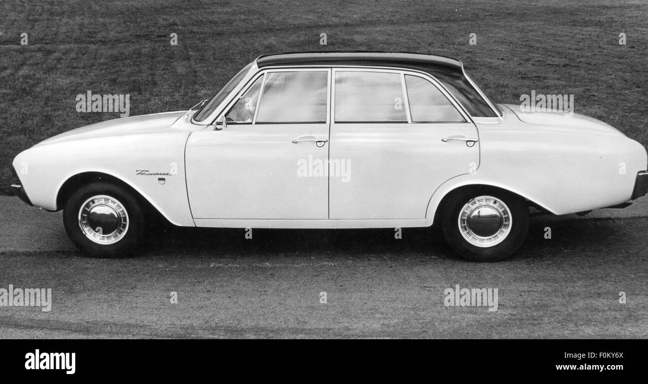 Auto, Ford Taunus 17M P3 "Badewanne", rot-weiß, Modell Baujahr 1960-1964,  Oldtimer, 1960er Jahre, sechziger Jahre, Detail, Details, Scheinwerfer  Stockfotografie - Alamy