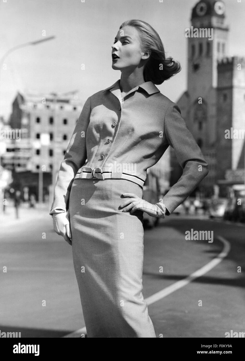 Mode, 50er Jahre, Damenmode, Frau im Anzug designed by Rainer Wolf,  München, 50er Jahre, Additional-Rights-Clearences-not available  Stockfotografie - Alamy