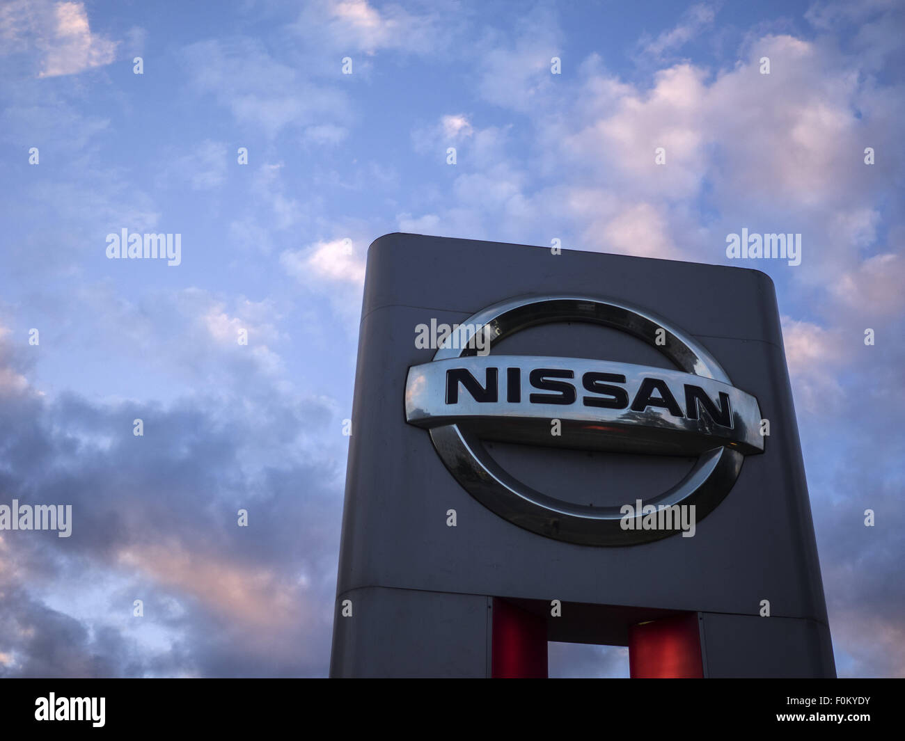 Moskau, Russland. 15. August 2015. 15. August 2015: Nissan Logo gegen Abendhimmel. Nissan Motor Company Ltd ist ein multinationaler Automobilhersteller mit Sitz in Yokohama, Japan. © Igor Goloniov/ZUMA Draht/Alamy Live-Nachrichten Stockfoto