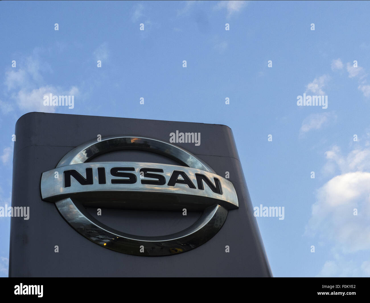Moskau, Russland. 15. August 2015. 15. August 2015: Nissan Logo gegen Abendhimmel. Nissan Motor Company Ltd ist ein multinationaler Automobilhersteller mit Sitz in Yokohama, Japan. © Igor Goloniov/ZUMA Draht/Alamy Live-Nachrichten Stockfoto