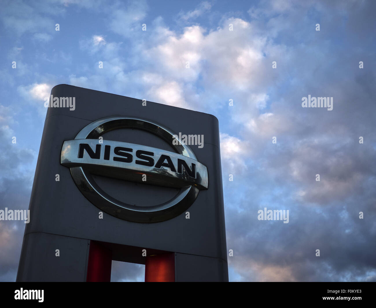 Moskau, Russland. 15. August 2015. 15. August 2015: Nissan Logo gegen Abendhimmel. Nissan Motor Company Ltd ist ein multinationaler Automobilhersteller mit Sitz in Yokohama, Japan. © Igor Goloniov/ZUMA Draht/Alamy Live-Nachrichten Stockfoto