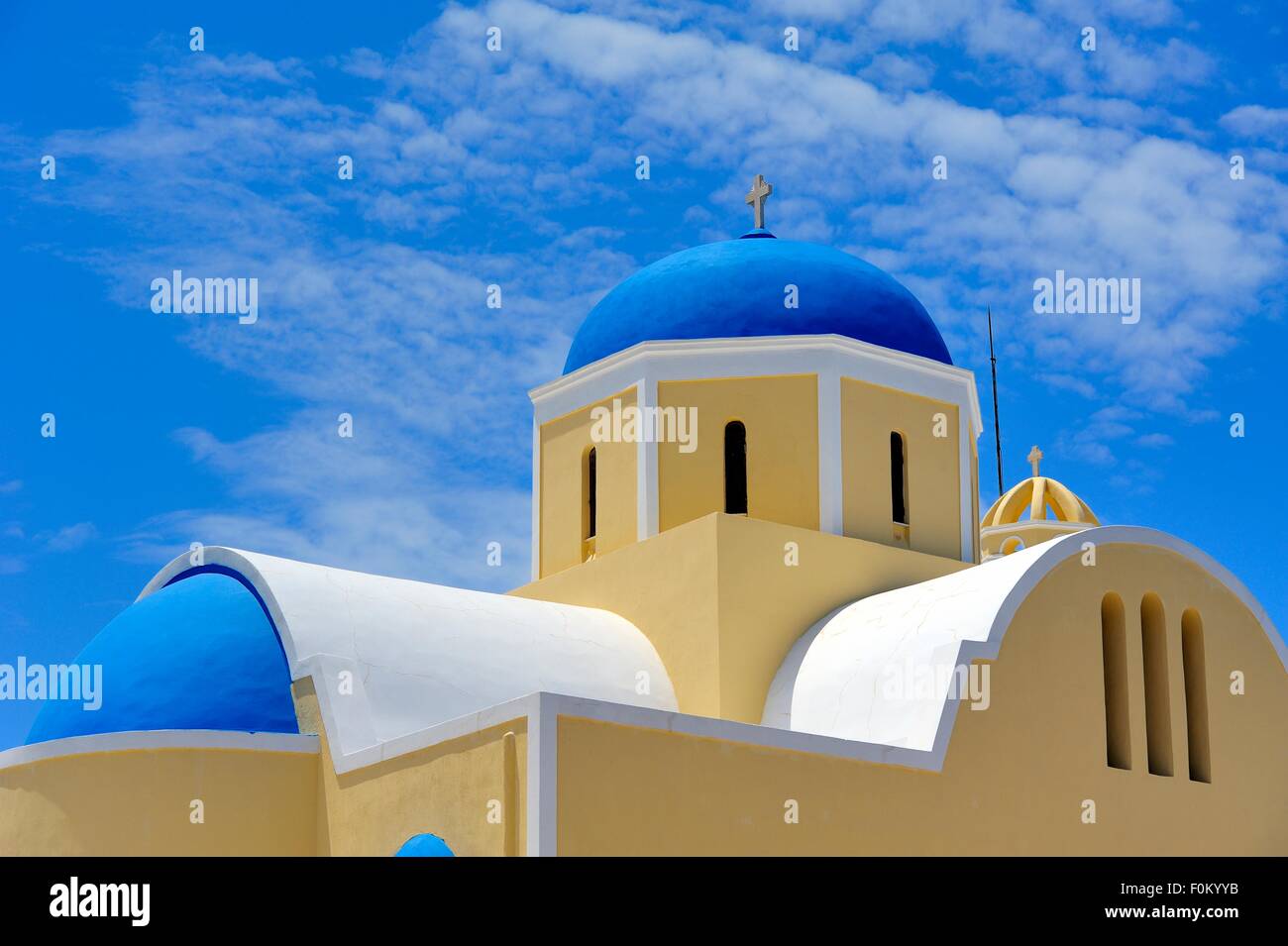 Eine blaue Kuppelkirche im Dorf Oia, Santorini, Griechenland Stockfoto