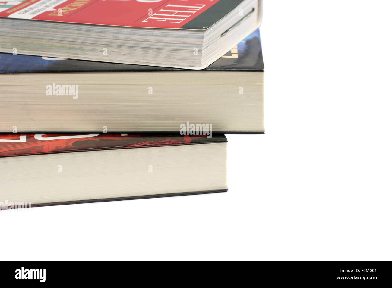 Makroaufnahme von einem Stapel Bücher auf weiß Stockfoto