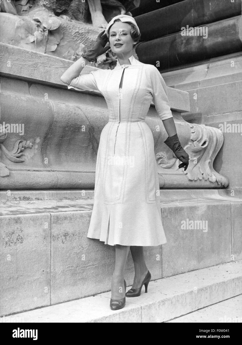Mode, 50er Jahre, Frau im Wollkleid, 50er Jahre,  Additional-Rights-Clearences-not available Stockfotografie - Alamy