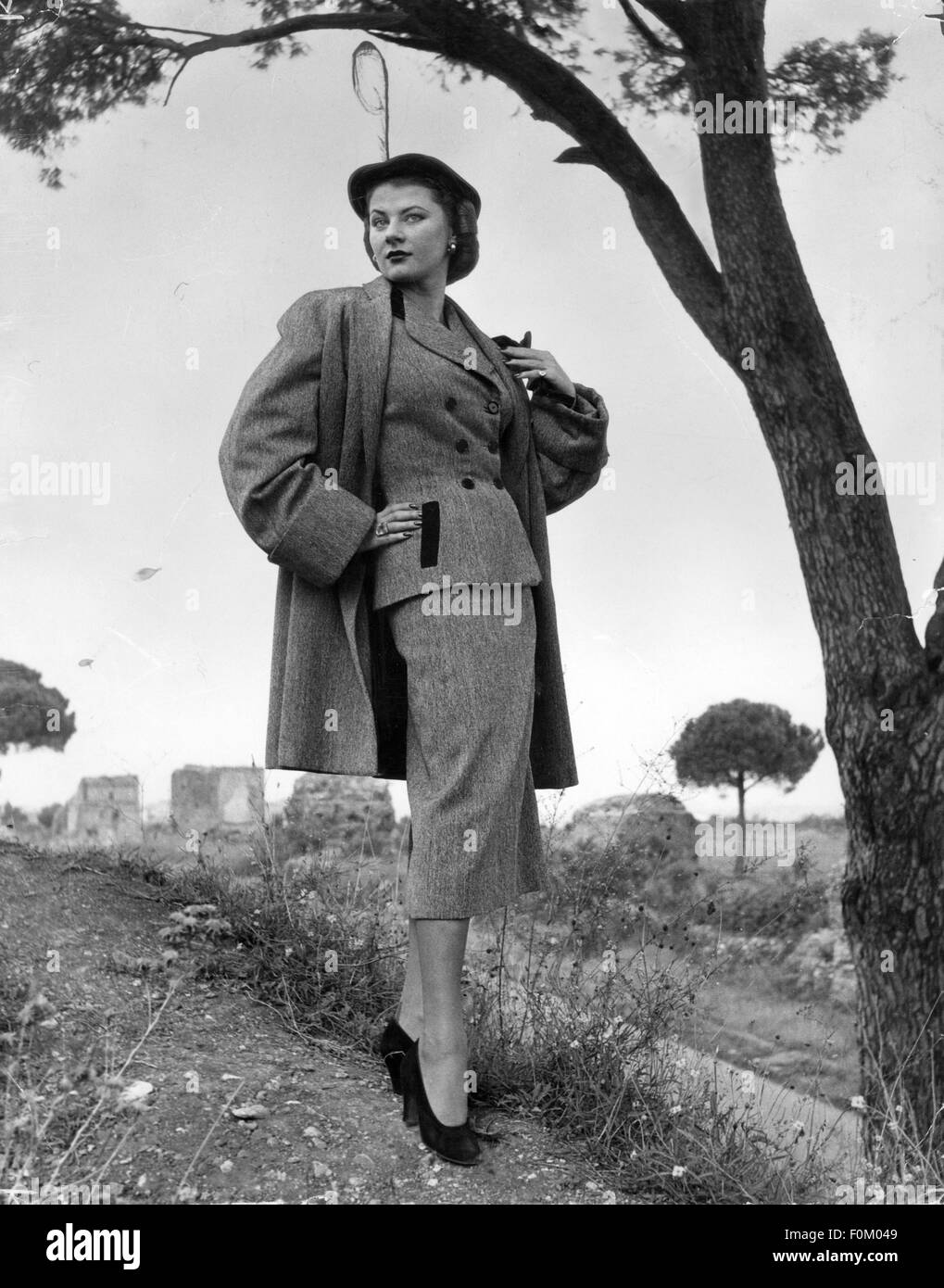 Mode, 50er Jahre, Damenanzug mit Plumé-Hut, getragen von der britischen Schauspielerin Jackie Lethbridge, Via Appia Vecchia, Rom, 1951, zusätzliche-Rights-Clearences-not available Stockfoto
