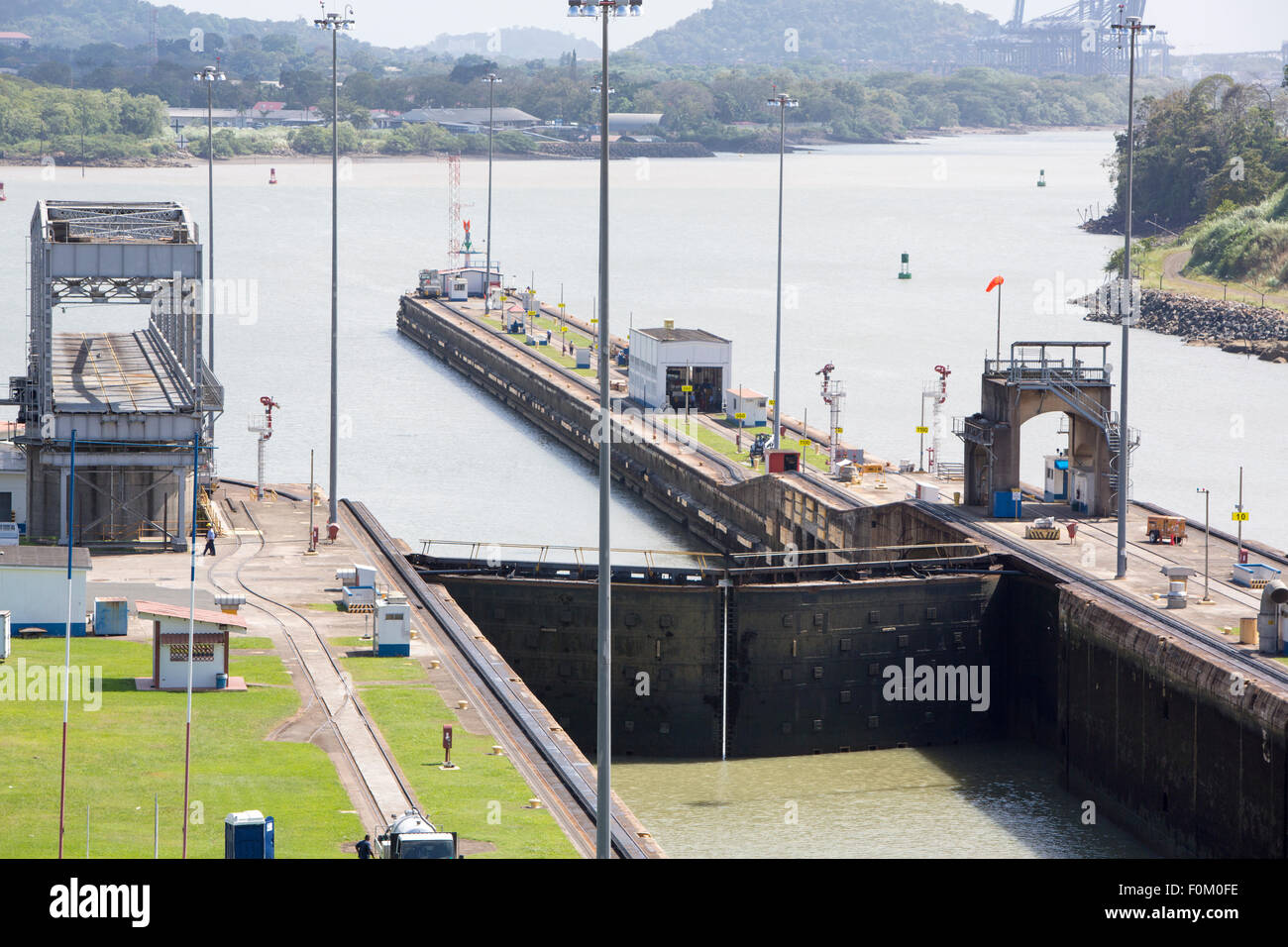 Tore Und Becken Von Miraflores Locks Panamakanal Füllung Ein Schiff Zu 