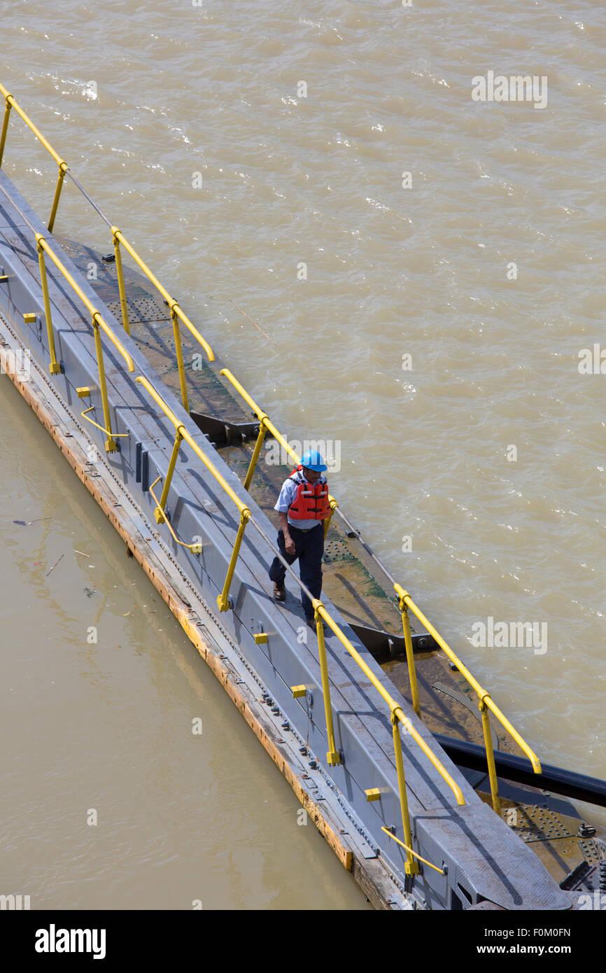 Nicht identifizierte Arbeitskraft überquert der Kanal von Panama Miraflores. Am 3. Januar 2014 in Panama. Stockfoto