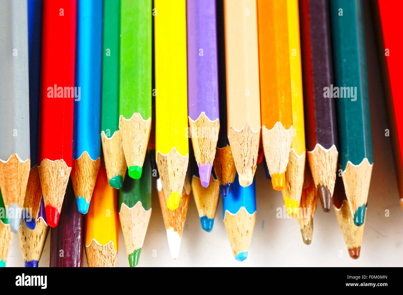 Erstellen Sie mit einer Gruppe von Farbstiften Stockfoto