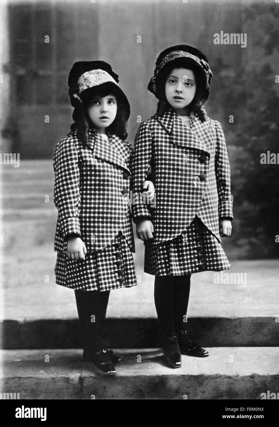 Mode Kindermode Zwei M dchen Tragen Den Gleichen Anzug 1920er Jahre mode-kindermode-zwei-m-dchen-tragen-den-gleichen-anzug-1920er-jahre