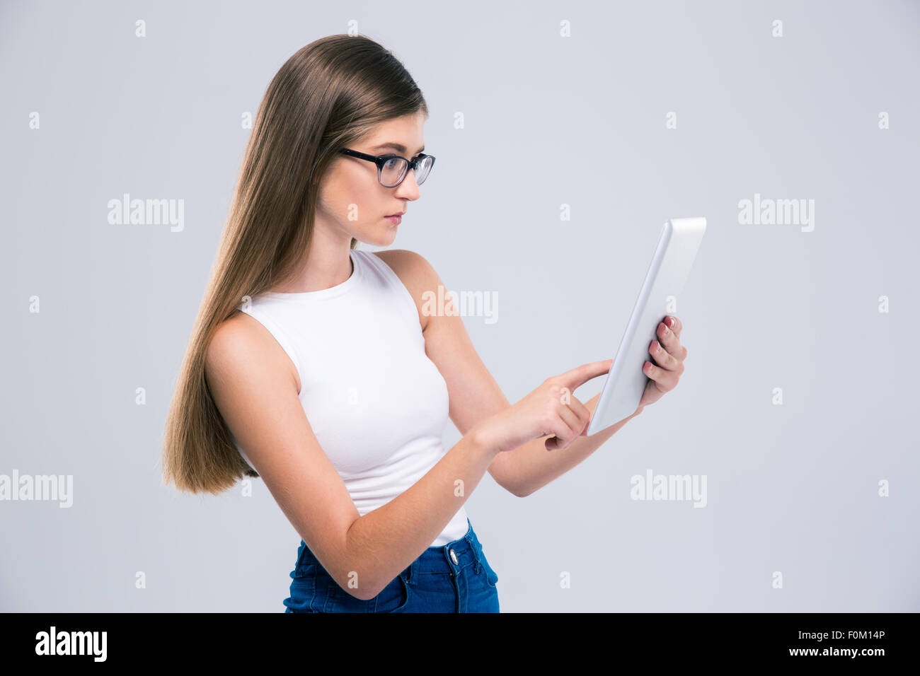 Porträt Ofa weibliche Teenager mit Tablet-Computer auf einem weißen Hintergrund isoliert Stockfoto
