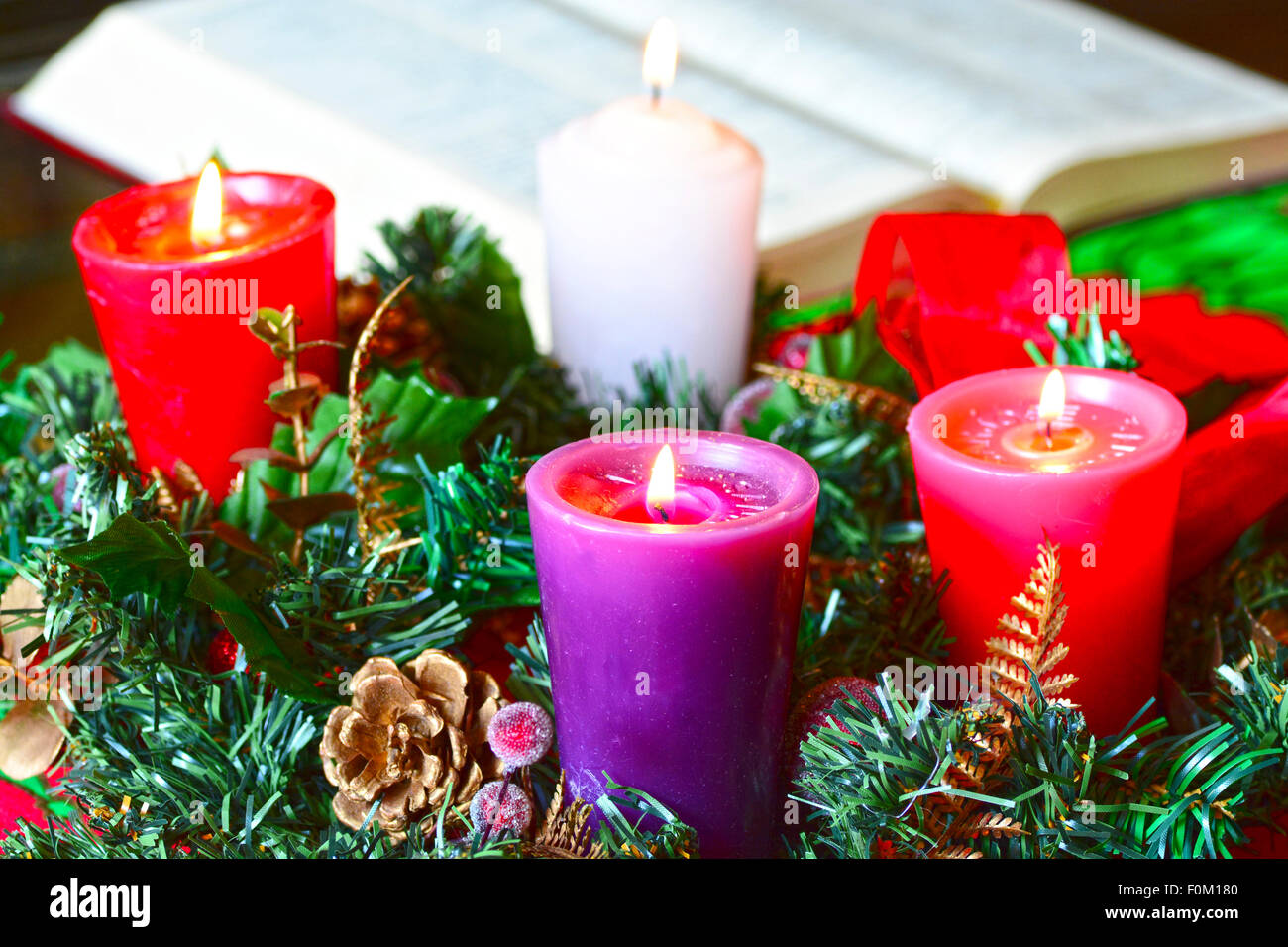 Adventskranz oder Advent Krone, ist eine christliche Tradition, die im Laufe von vier Wochen der Adventszeit in den liturgischen symbolisiert Stockfoto