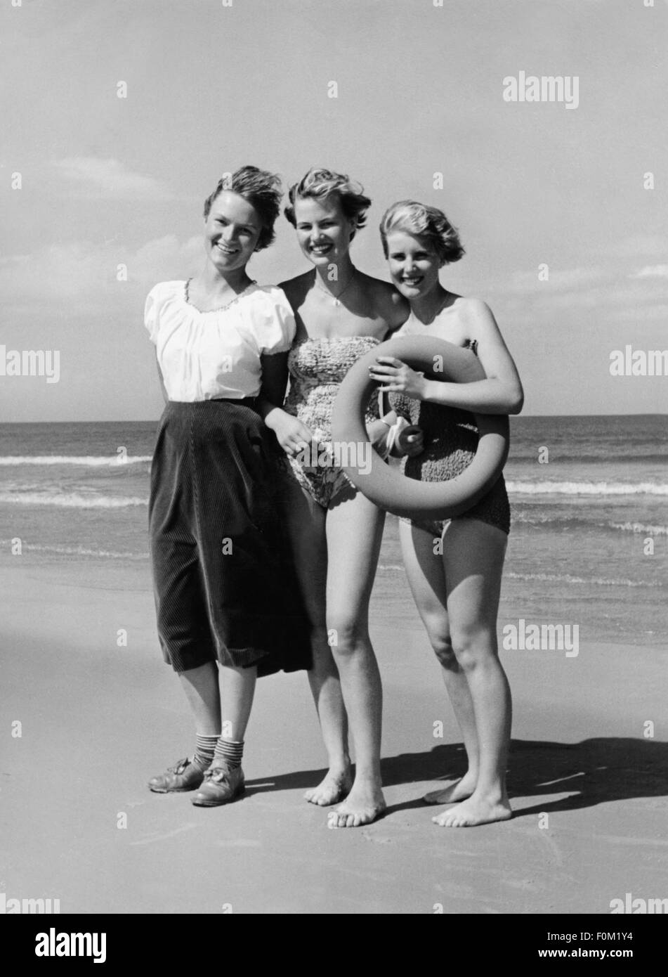Menschen, Frauen, 50s, drei Frauen am Meer, 50s, Zusatzrechte-Clearences-nicht vorhanden Stockfoto