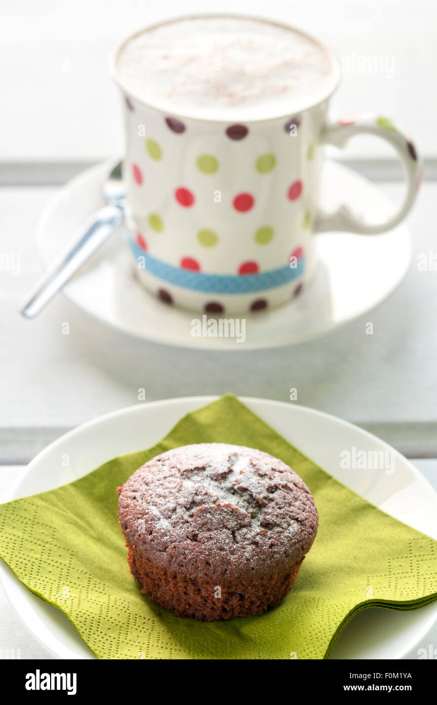 Schokolade Cupcake mit Puderzucker auf Papierserviette gekrönt Stockfoto