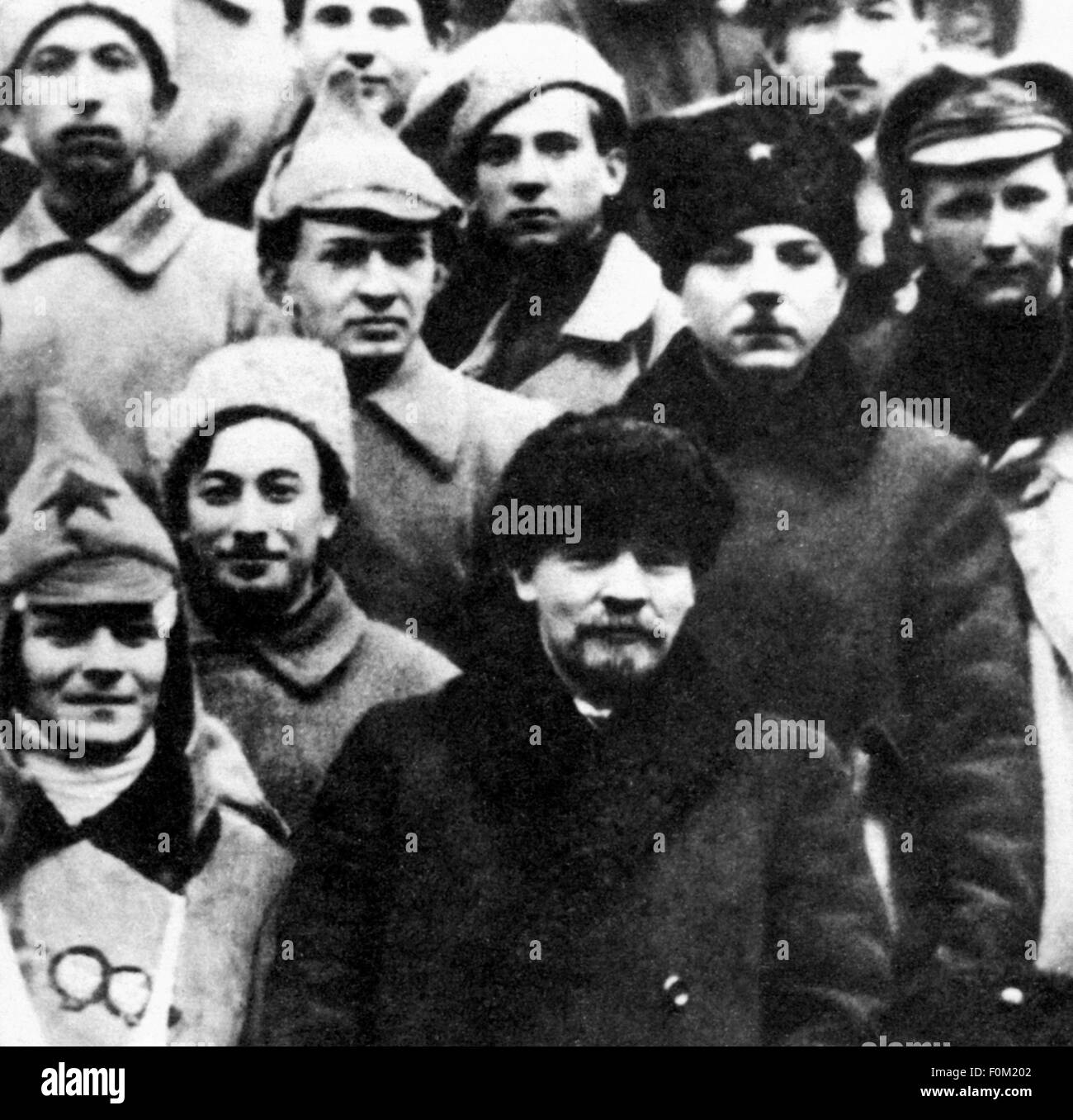 Lenin (Wladimir Iljich Uljanow), 22.4.1870 - 21.1.1924, russischer Politiker, halbe Länge, mit Kliment Woroschilow und Delegierten des X-Parteitags der KPdSU, 1921, Stockfoto