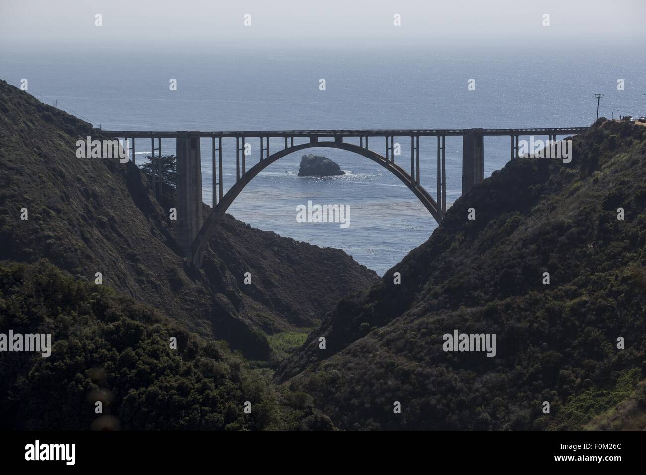 Los Angeles, Kalifornien, USA. 15. August 2015. Bixby Creek Bridge, auch bekannt als Bixby Bridge, ist eine Stahlbeton-Open-Spandrel Bogenbrücke in Big Sur, Kalifornien. Die Brücke befindet sich 120 Meilen (190 km) südlich von San Francisco und 13 Meilen (21 Kilometer) südlich von Carmel in Monterey County entlang State Route 1. Vor der Eröffnung der Brücke im Jahr 1932 wurden Bewohner der Big Sur Gegend praktisch im Winter aufgrund der oft unpassierbar alte Küstenstraße abgeschnitten, die 11 Meilen (18 km) im Landesinneren geführt. © Ringo Chiu/ZUMA Draht/Alamy Live-Nachrichten Stockfoto