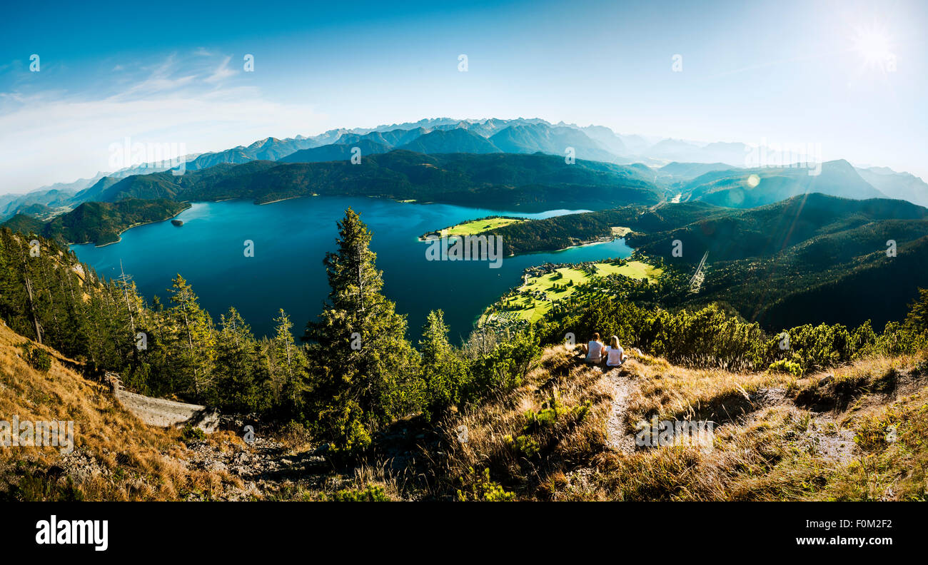 Blick vom Herzogstand auf den Walchensee-See und Karwendelgebirge, Bayern, Deutschland Stockfoto
