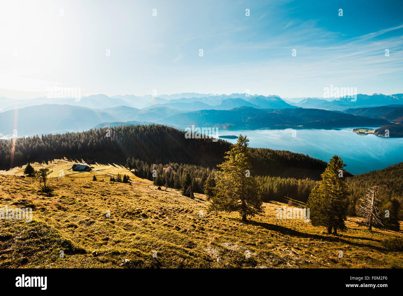 Blick vom Jochberg auf den Walchensee-See und Karwendelgebirge, Bayern, Deutschland Stockfoto