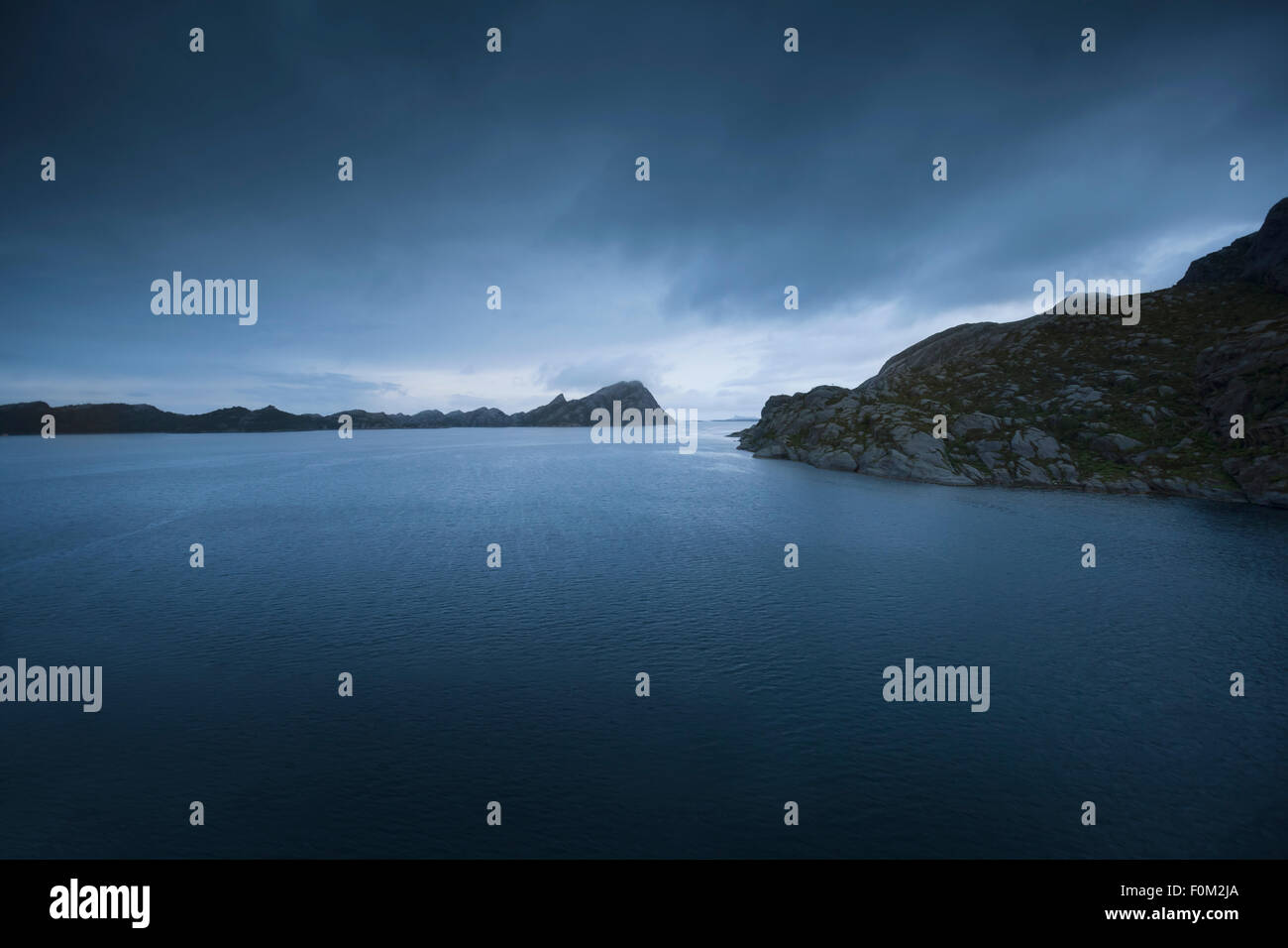 Mystische, nebelige Abendstimmung in einem Fjord, Norwegen Stockfoto