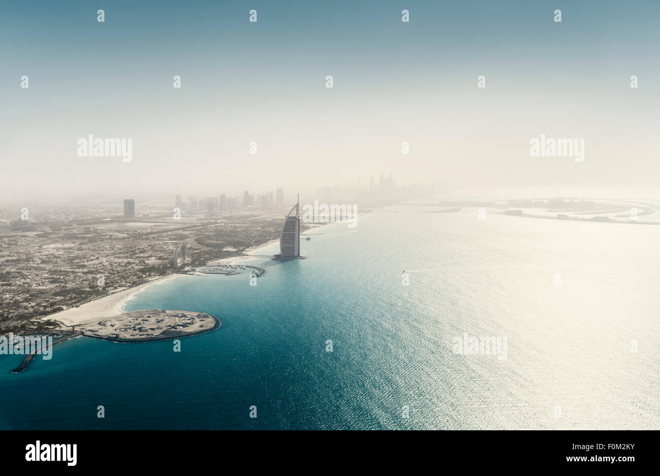 Küste mit Burj Al Arab, Dubai Marina und Palm Island, Dubai, Vereinigte Arabische Emirate Stockfoto
