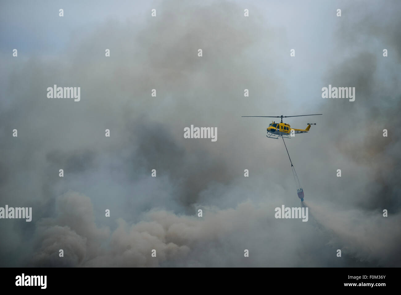 Fire Helicopter kämpfen ein Lauffeuer in der Nähe von Kleinmond, Südafrika Stockfoto