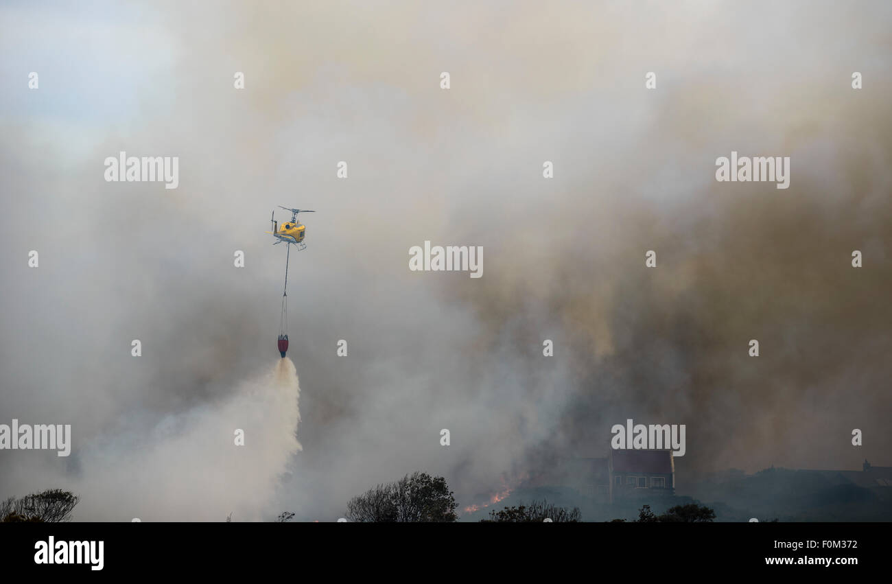 Fire Helicopter kämpfen ein Lauffeuer in der Nähe von Kleinmond, Südafrika Stockfoto