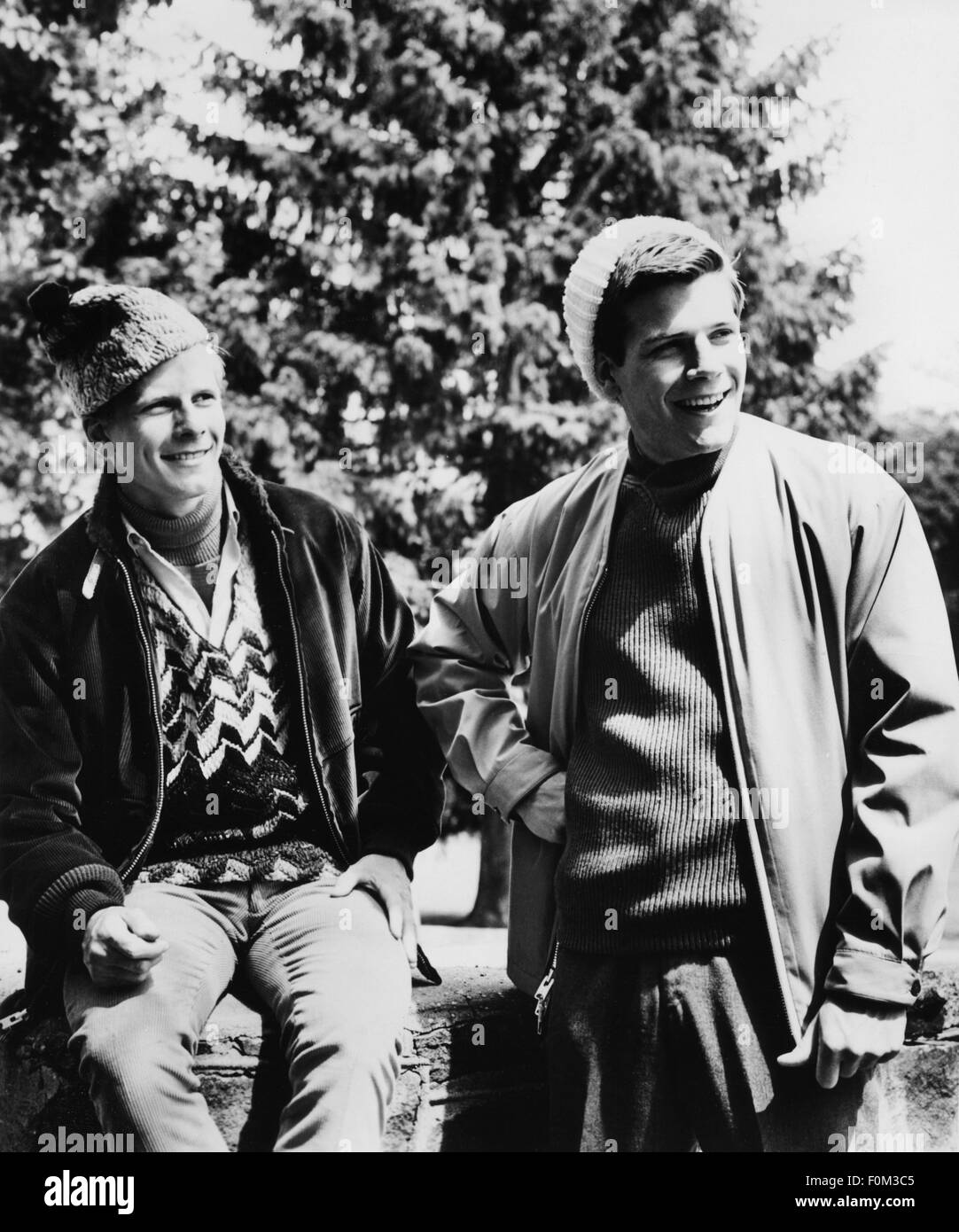 Mode, 60er Jahre, Wintermode, zwei junge Männer mit Mützen und Pullover aus  Wolle, USA, 60er Jahre, Additional-Rights-Clearences-nicht erhältlich  Stockfotografie - Alamy