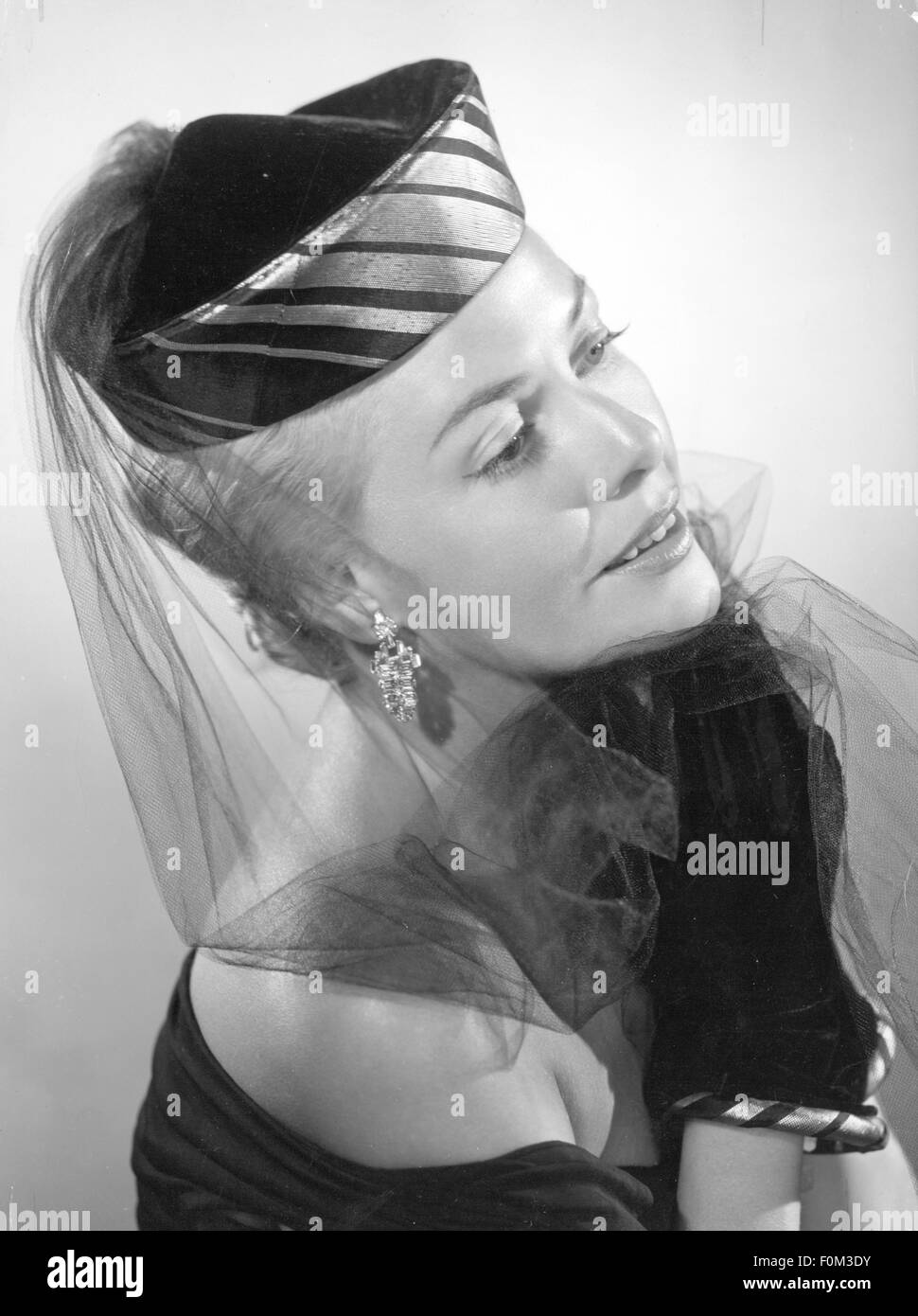 Mode, 50er Jahre, Hüte, junge Frau mit Hut im orientalischen Stil mit Schleier und passenden Samthandschuhen, 1950, Additional-Rights-Clearences-not available Stockfoto