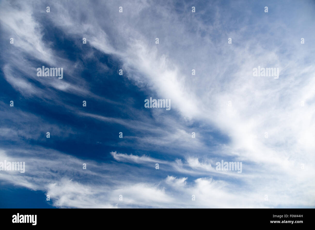 Weiten Blick auf blauen Himmel mit der Ausbreitung von Cirruswolken Stockfoto