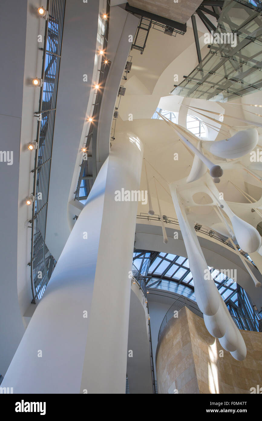 Das Innere des Guggenheim Museums in Bilbao, Spanien, am 6. März 2014. Das Guggenheim Museum ist ein Museum für moderne und zeitgenössische Stockfoto