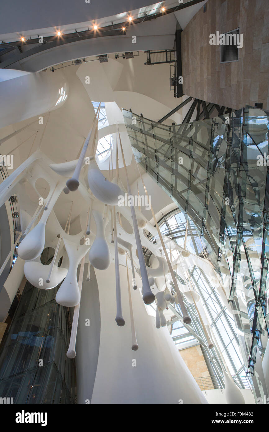 Das Innere des Guggenheim Museums in Bilbao, Spanien, am 6. März 2014. Das Guggenheim Museum ist ein Museum, moderne und zeitgenössische Kunst Stockfoto