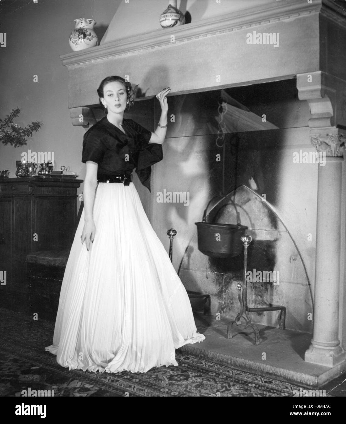 Mode, 50er Jahre, Abendkleid mit Taftbluse, Rock aus Chiffon-Flechtstoff, gestaltet von 'Bellenghi', Florenz, 1951, zusätzliche-Rechte-Clearenzen-nicht verfügbar Stockfoto