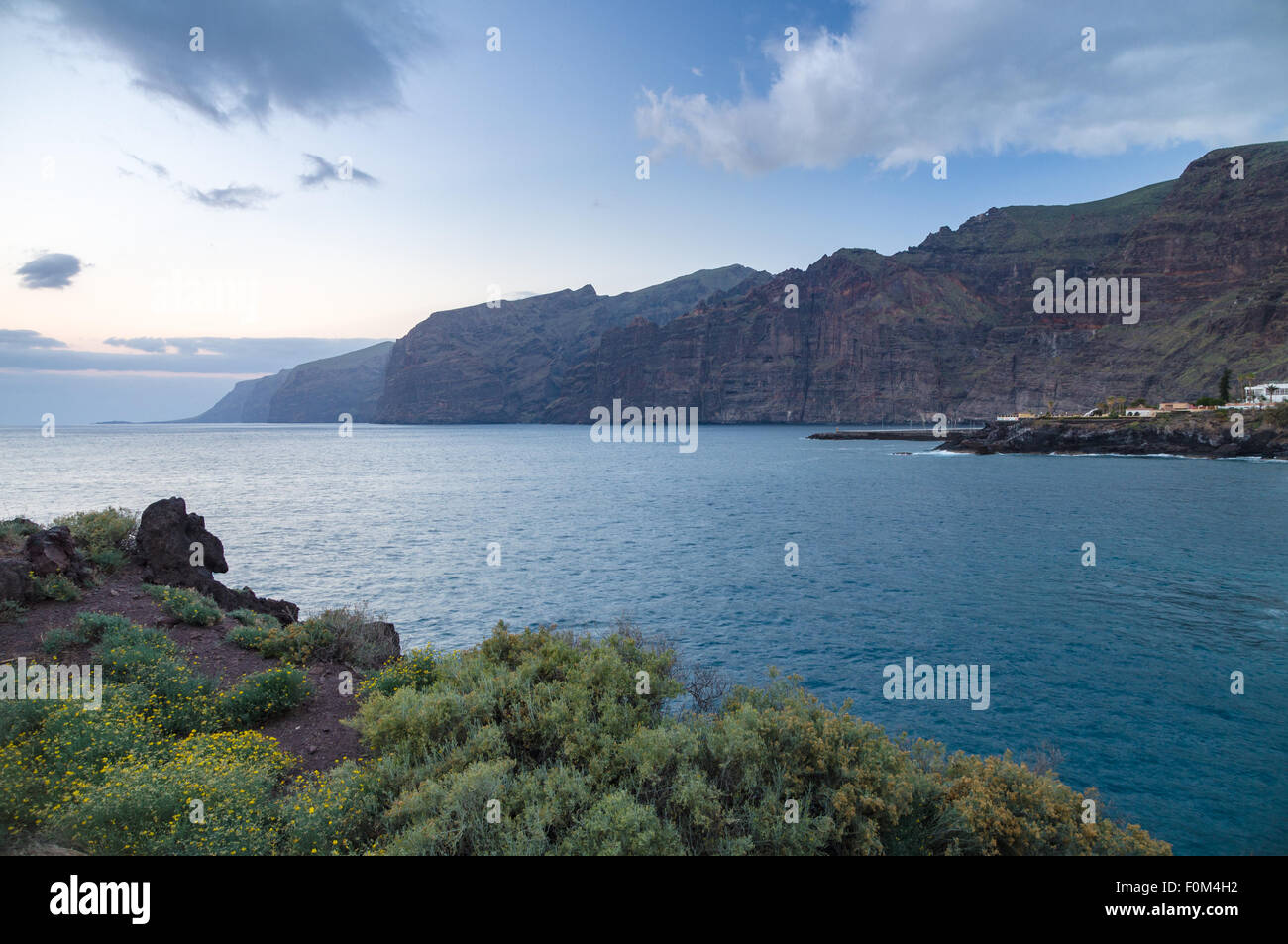 Acantilados de Los Gigantes ("Klippen der Riesen") vor Sonnenaufgang, Teneriffa, Kanarische Inseln, Spanien Stockfoto