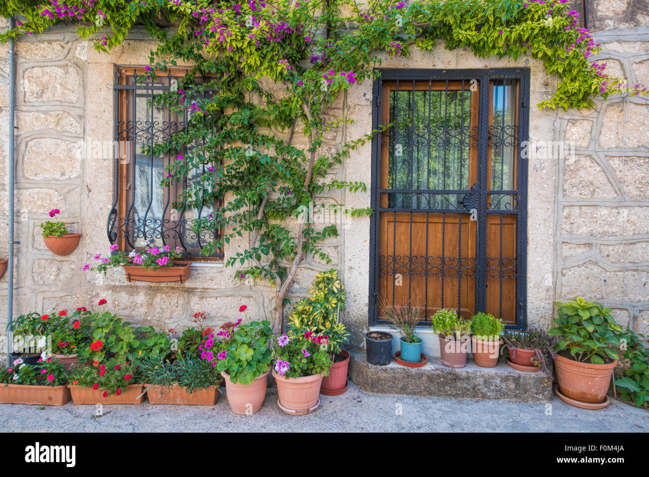 Altes Haus mit großer Blumenschmuck Stockfoto
