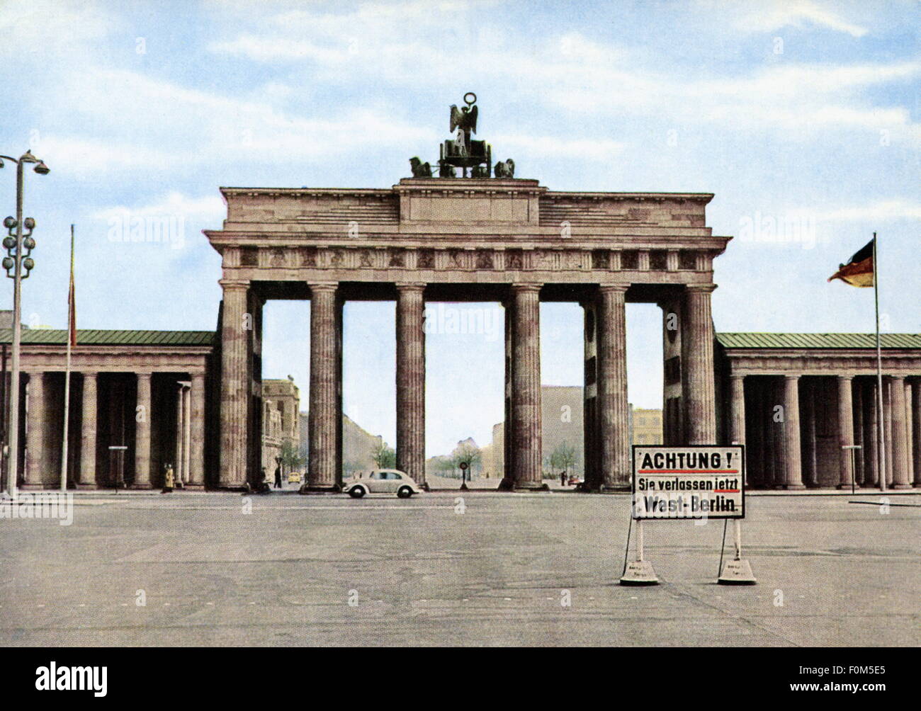 Geographie / Reisen, Deutschland, Berlin, Brandenburger Tor, Westseite, Ansichtskarte, um 1960, Additional-Rights-Clearences-not available Stockfoto