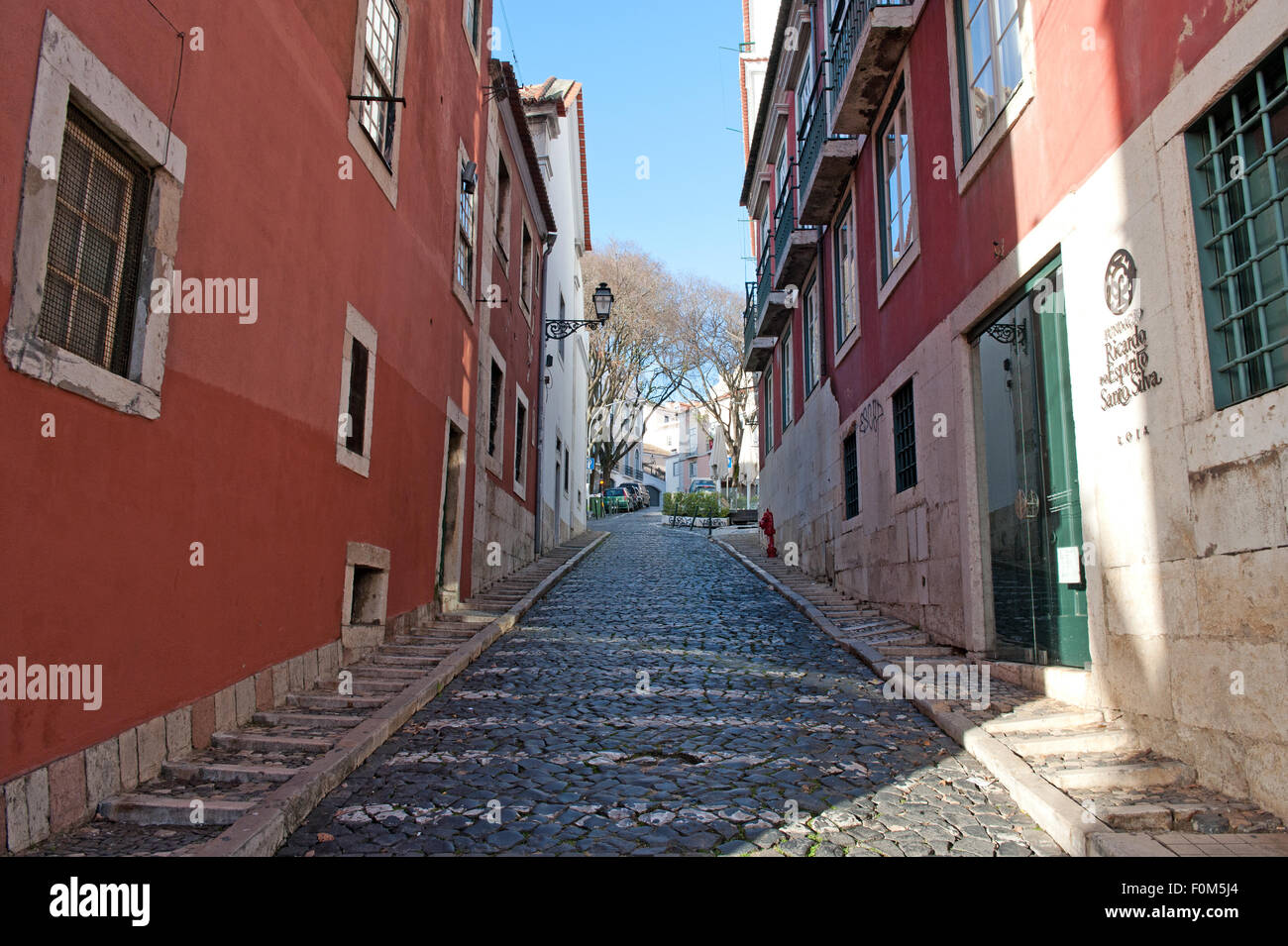 Typische kleine ordentlich Straße im alten Teil der Stadt Lissabon und Museum der Fondation Ricardo Espirito Santo Silva, Stockfoto
