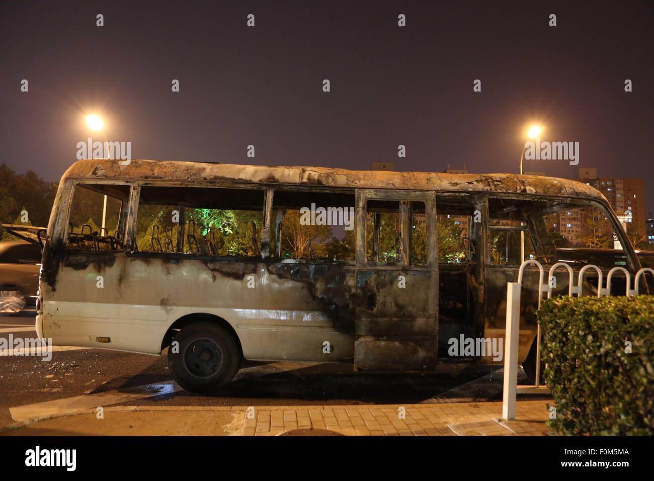 17. August 2015 - Beijing, Peking, CHN - Peking, CHINA - 17. August 2015: (Nur zur redaktionellen Verwendung. CHINA aus) ein Auto brannte sich stark im Norden Tianning Tempel Brücke West zweiten Ringstraße in Peking am 17. August 2015. (Kredit-Bild: © SIPA Asien über ZUMA Draht) Stockfoto