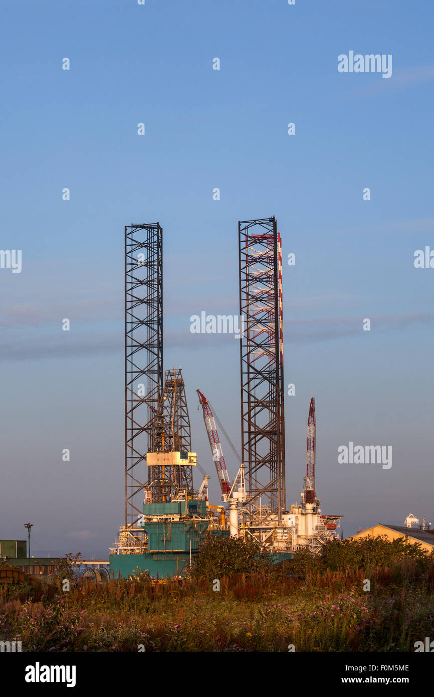 Dundee Waterfront, Tayside, Schottland. Rowan Stavanger Jack-up-Rig an den Dundee Docks. Die Rowan Stavanger Jack-up Ölplattform ist ein beeindruckender Anblick an ihrem Hafenplatz an der Prince Charles Wharf in Dundee. Die Eigentümer berichteten im April, dass es keine Arbeit in der Pipeline für die Plattform, wenn sie ihren Vertrag im Juni abgeschlossen. Der Vizepräsident der Nordsee-Bohrbetriebe sagte, dass die dramatische Senkung des Ölpreises in Verbindung mit den steigenden Kosten zu einer Verlangsamung der Bohraktivitäten geführt habe. Stockfoto