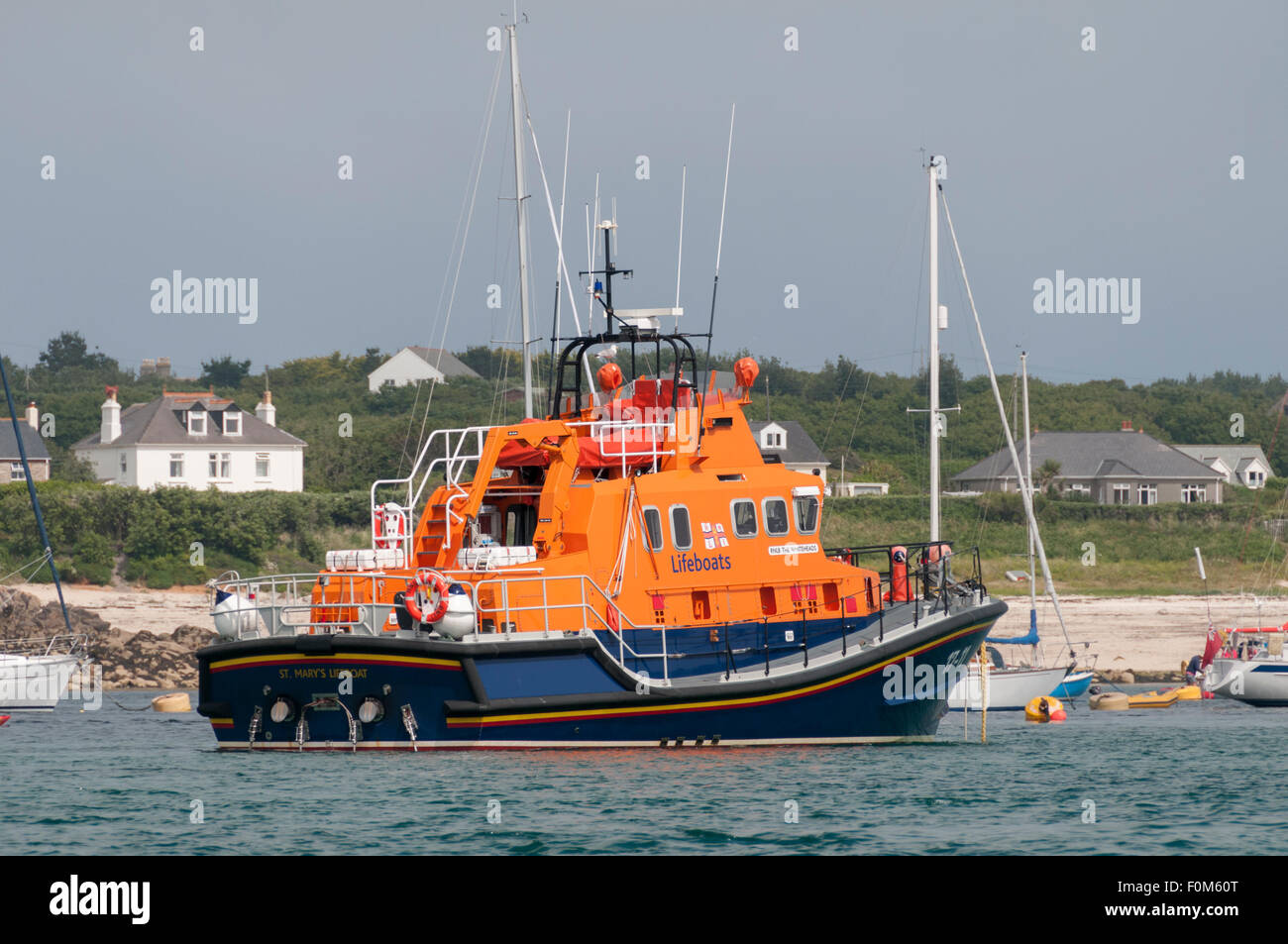 Str. Marys Rettungsboot vor Anker im Hafen von Hugh Town, St. Marien, die Isles of Scilly. Stockfoto