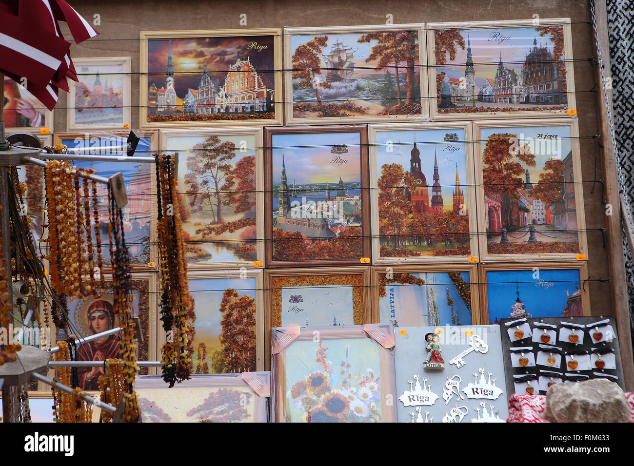 Öffnen Sie Luft Stand mit Bernsteinschmuck, Gemälde und Souvenirs. Riga, Lettland, Europa Stockfoto