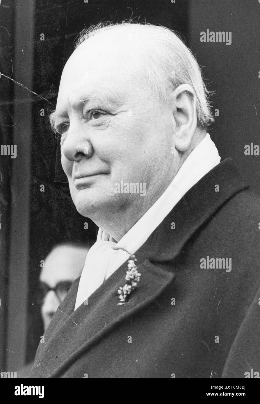 Churchill, Winston, 30.11.1874 - 24.1.1965, britischer Politiker (Cons.), Führer der Opposition 26.7.1945 - 26.10.1951, Porträt, nach Bekanntgabe der Wahlergebnisse, Woodford Green, Essex, 25.10.1951, Stockfoto