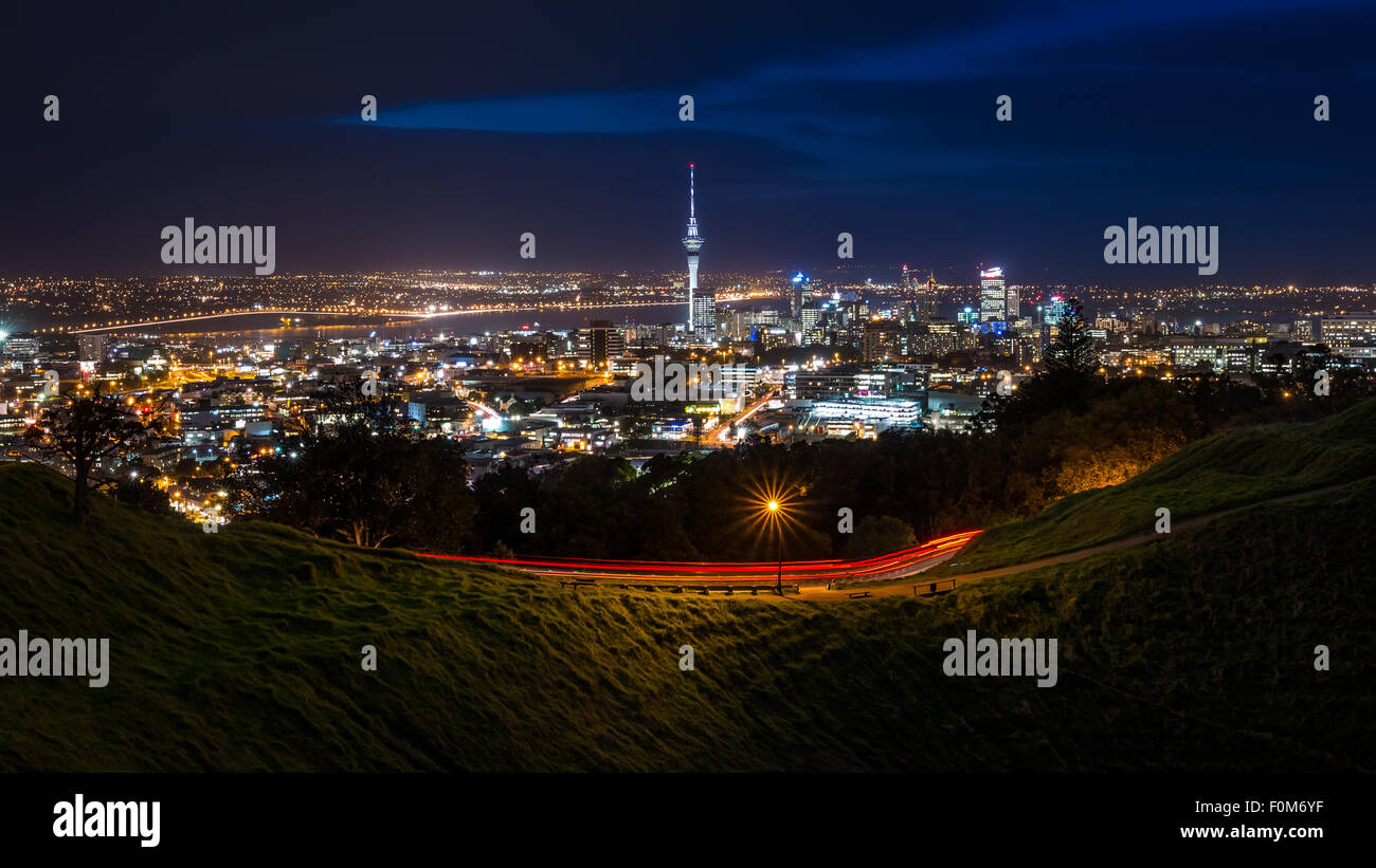 Blick auf Auckland CBD bei Nacht vom Mt Eden Summit Stockfoto