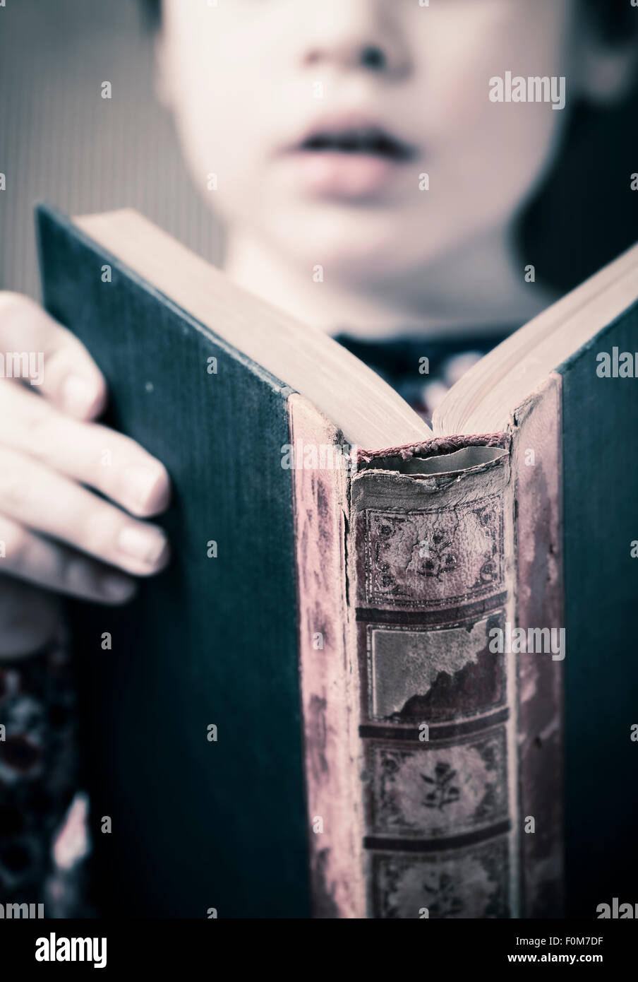 Kleines Mädchen in einem alten Buch lesen. Konzeptbild von Intelligenz und lernen in einem jungen Alter zu lesen. Stockfoto