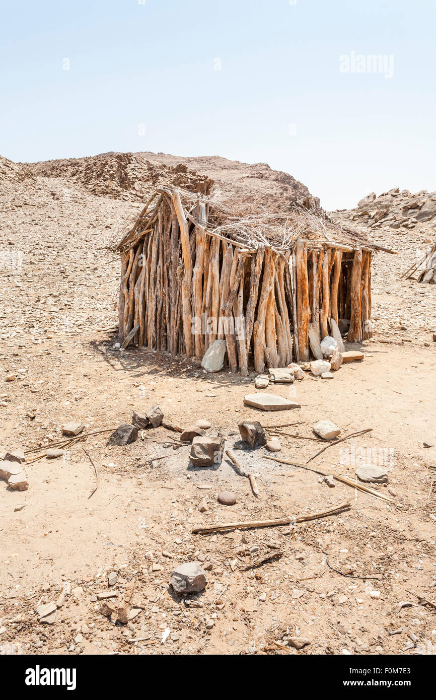 Angolanische Wüste Lebensstil: verlassene Holz gerahmte Lehmhütte im Wüstengebiet, südlichen Angola nahe der Grenze zu Namibia Stockfoto