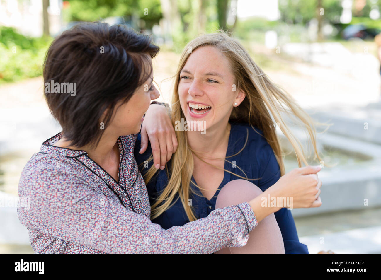 Zwei Freundinnen gemeinsam lachen und reden Stockfoto