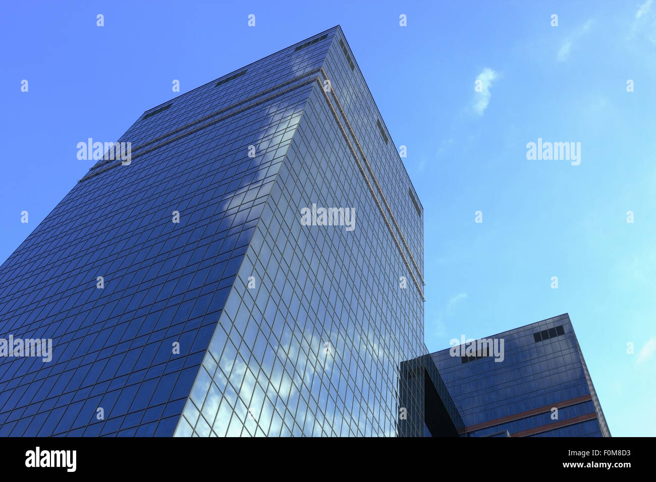 Zwei zeitgenössische Bürotürme steigen in den Himmel. Stockfoto