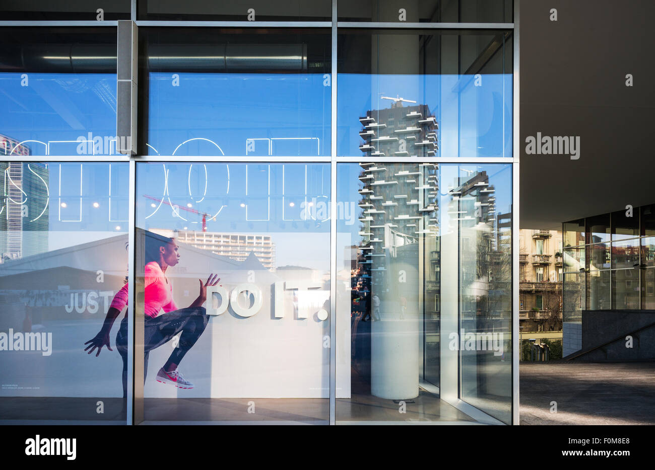 Italien, Mailand, Porta Nuova, Reflexionen über ein Schaufenster der Aulenti quadratisch Stockfoto