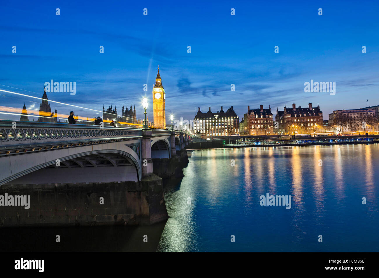 Die Westminster Bridge und die Neo-gotischen Häusern des Parlaments von Charles Barry und Augustus Pugin, bei Nacht Stockfoto