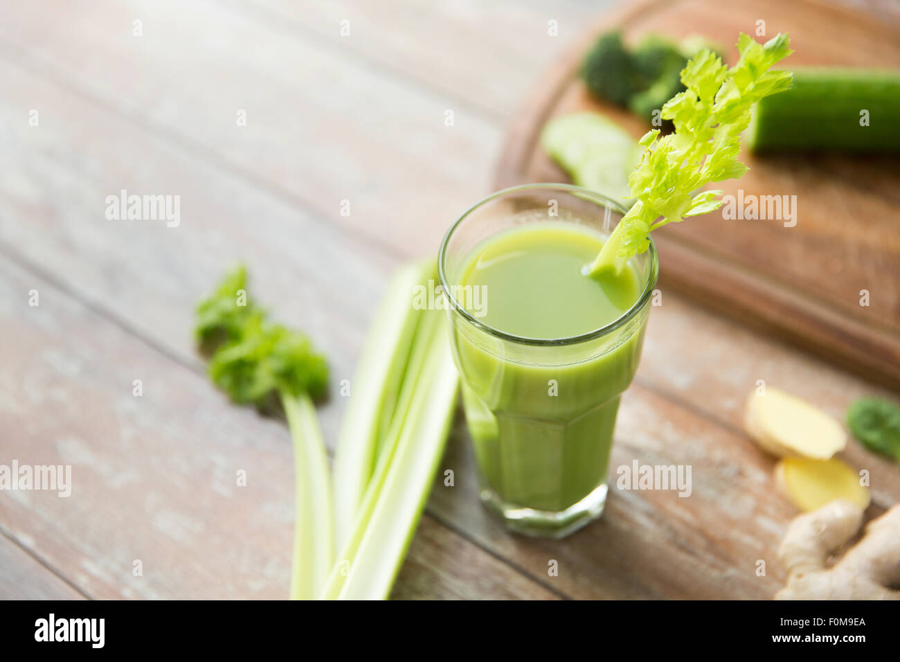 Nahaufnahme von frischen grünen Saft Glas und Sellerie Stockfoto