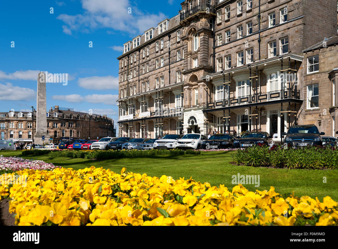 Das Yorkshire Hotel im Prospect Park und das Cenotaph war Memorial im Frühjahr Harrogate Stadtzentrum North Yorkshire England Großbritannien Stockfoto